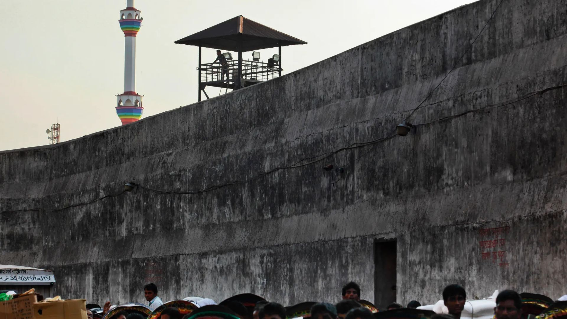 ධාරිතාව මෙන් දෙගුණයක සිරකරුවන් – බංග්ලාදේශ බන්ධනාගාර පද්ධතියත් දැඩි අර්බුදයක