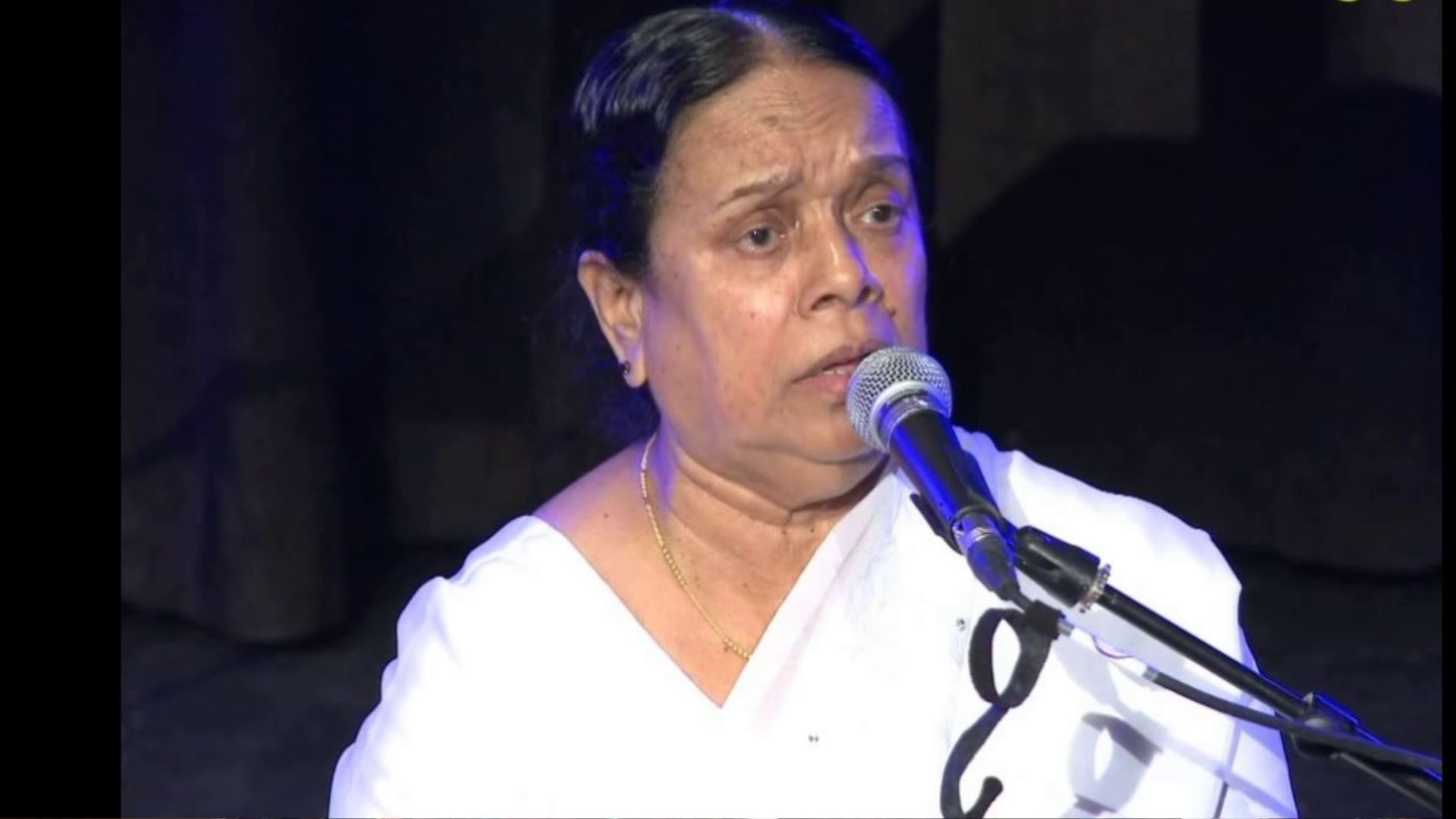 පාර්ලිමේන්තුව විසින් කීර්තිමත් සංගීතඥ Prof. Nanda Malini සඳහා එක මිනිත්තු නිහ ඉටි දක්වා