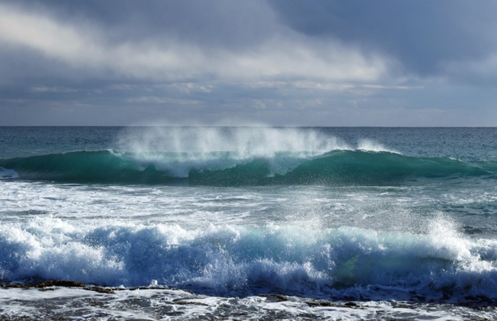 Meteorology Department Issues Amber Alert for High Waves Along Southern and Western Coasts