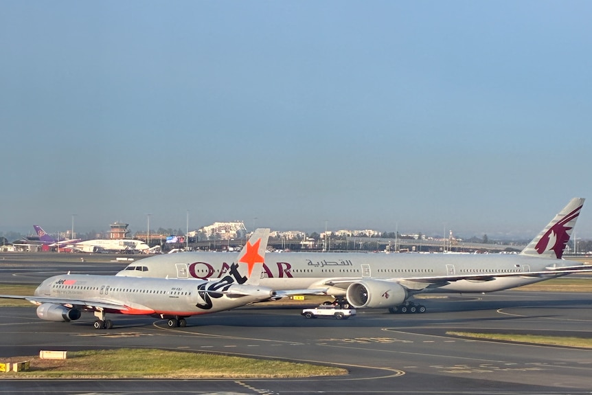Jetstar and Qatar Airways Aircraft Narrowly Avoid Collision at Sydney Airport