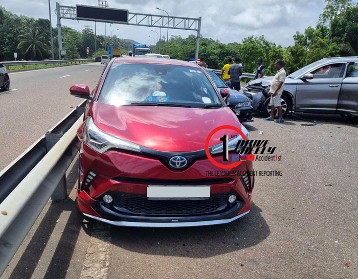 Three-vehicle collision causes disruption on Southern Expressway