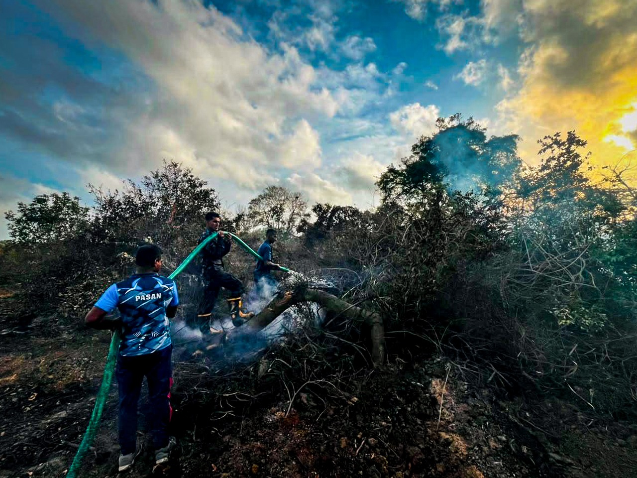 Air Force Deploys Helicopter to Combat Fire at Anawilundawa Wildlife Reserve